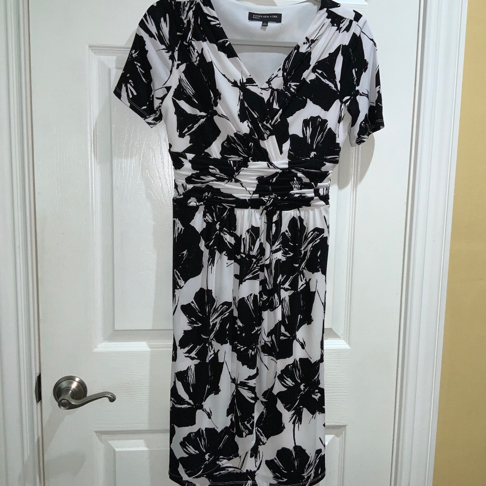 Jones New York floral faux wrap dress Sz 4 V neck fit & flare ruched waist